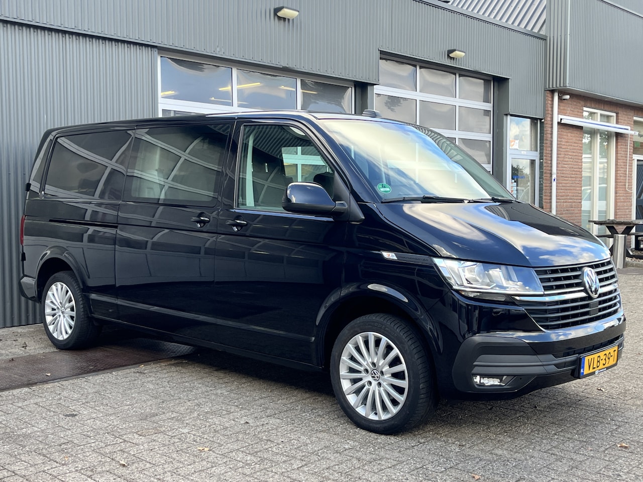 Volkswagen Transporter - 2.0 TDI L2H1 DC 150PK Airco Cruise controle Telefoonverbinding Trekhaak 2500kg trekgewicht - AutoWereld.nl