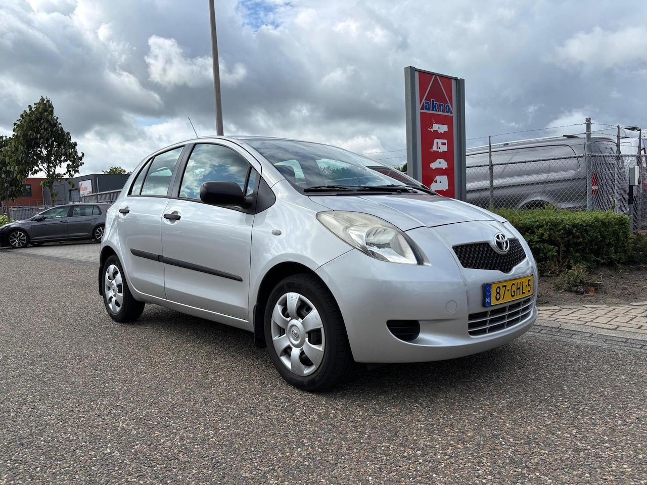 Toyota Yaris - 1.3 VVTi Sol | Parkeersensoren achter | Airco | Trekhaak | Elektrische ramen voor | Goed o - AutoWereld.nl