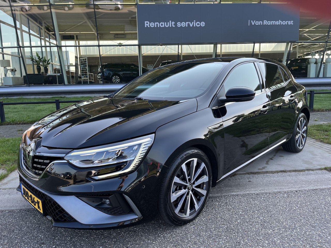 Renault Mégane E-Tech - plug in hybrid 1.6 160PK R.S. Line / Dealer onderhouden / Bose / Adaptive Cruise / - AutoWereld.nl