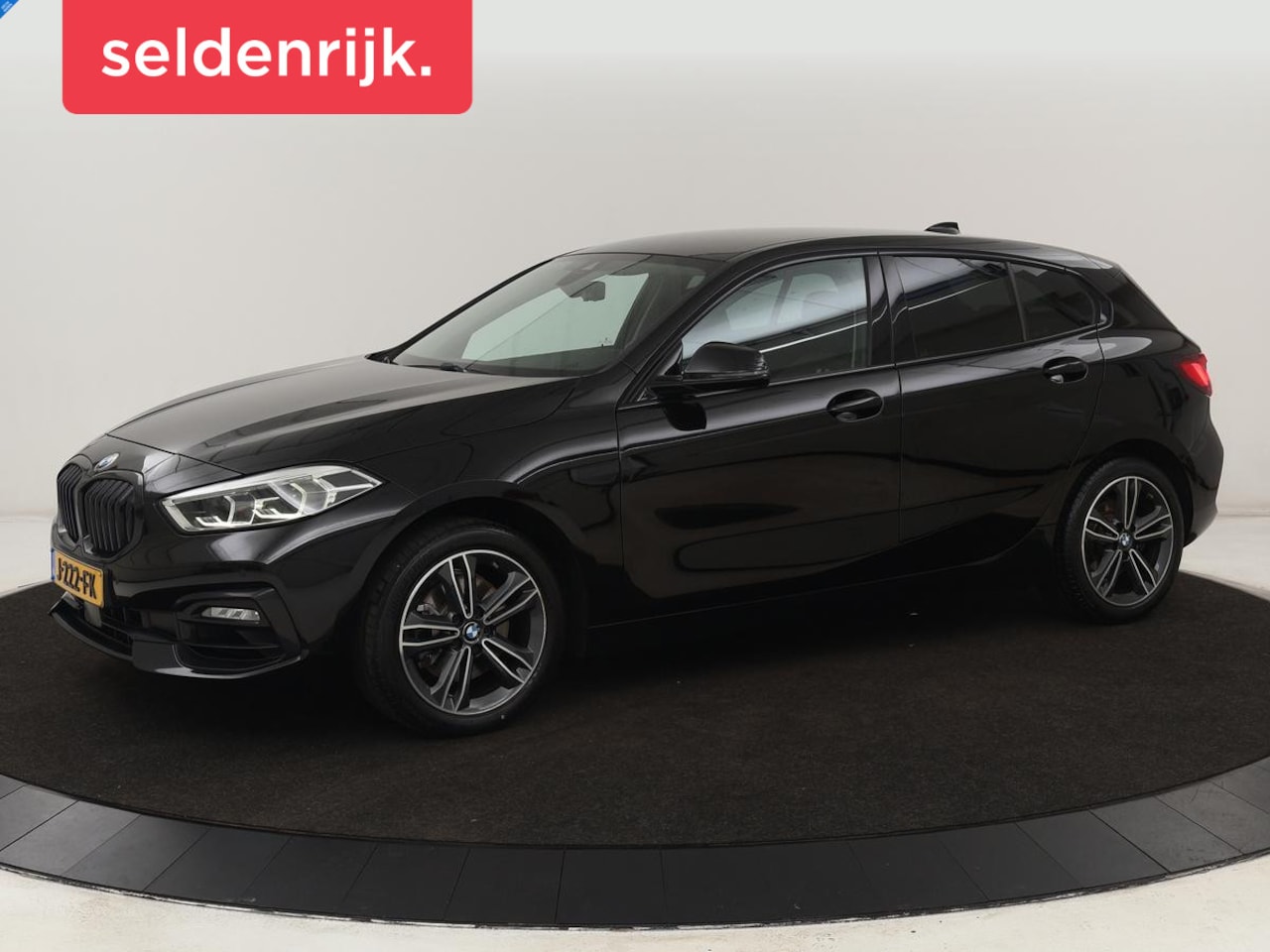 BMW 1-serie - 118i Sport Line | Sportstoelen | Carplay | Live Cockpit | Full LED | Navigatie | Half lede - AutoWereld.nl