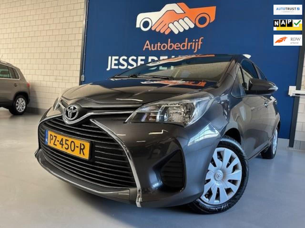 Toyota Yaris - 1.0 VVT-i Now/bj.2016/kleur: grijs / airco/ 5 deurs/ NAP met 120028 km.en APK tot 10/2026/ - AutoWereld.nl