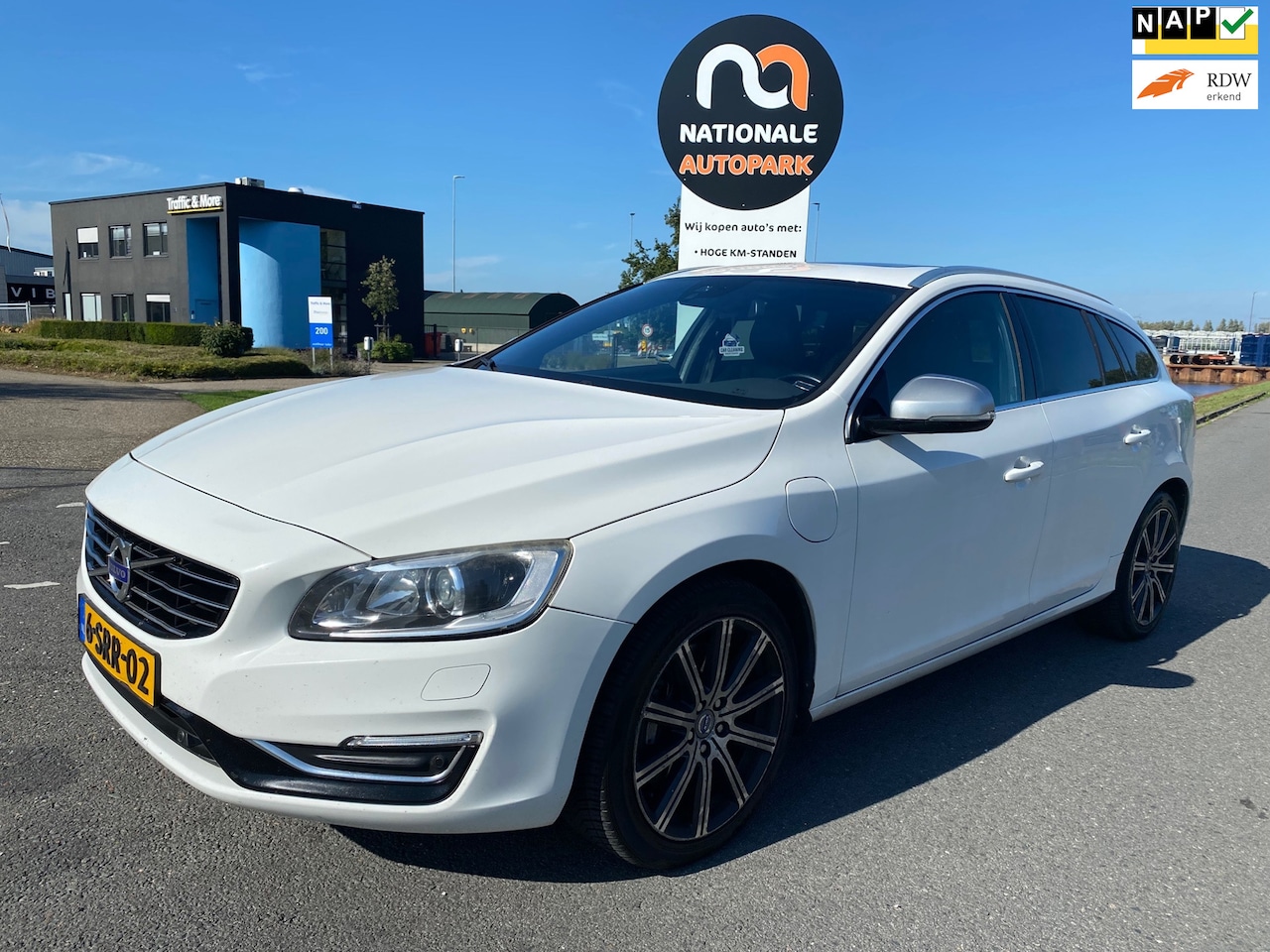 Volvo V60 - 2013 * 2.4 D6 AWD Plug-In Hybrid Summum * AUTOMAAT * LMV * LED * CLIMA - AutoWereld.nl