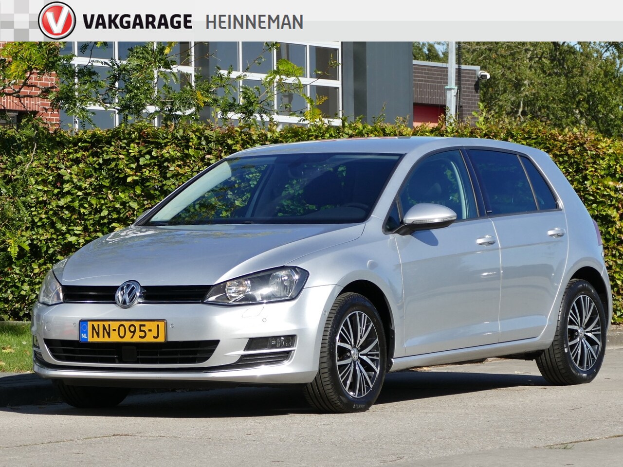 Volkswagen Golf - 1.2 TSI AUTOMAAT | stoelverwarming | navigatie | cruise control - AutoWereld.nl