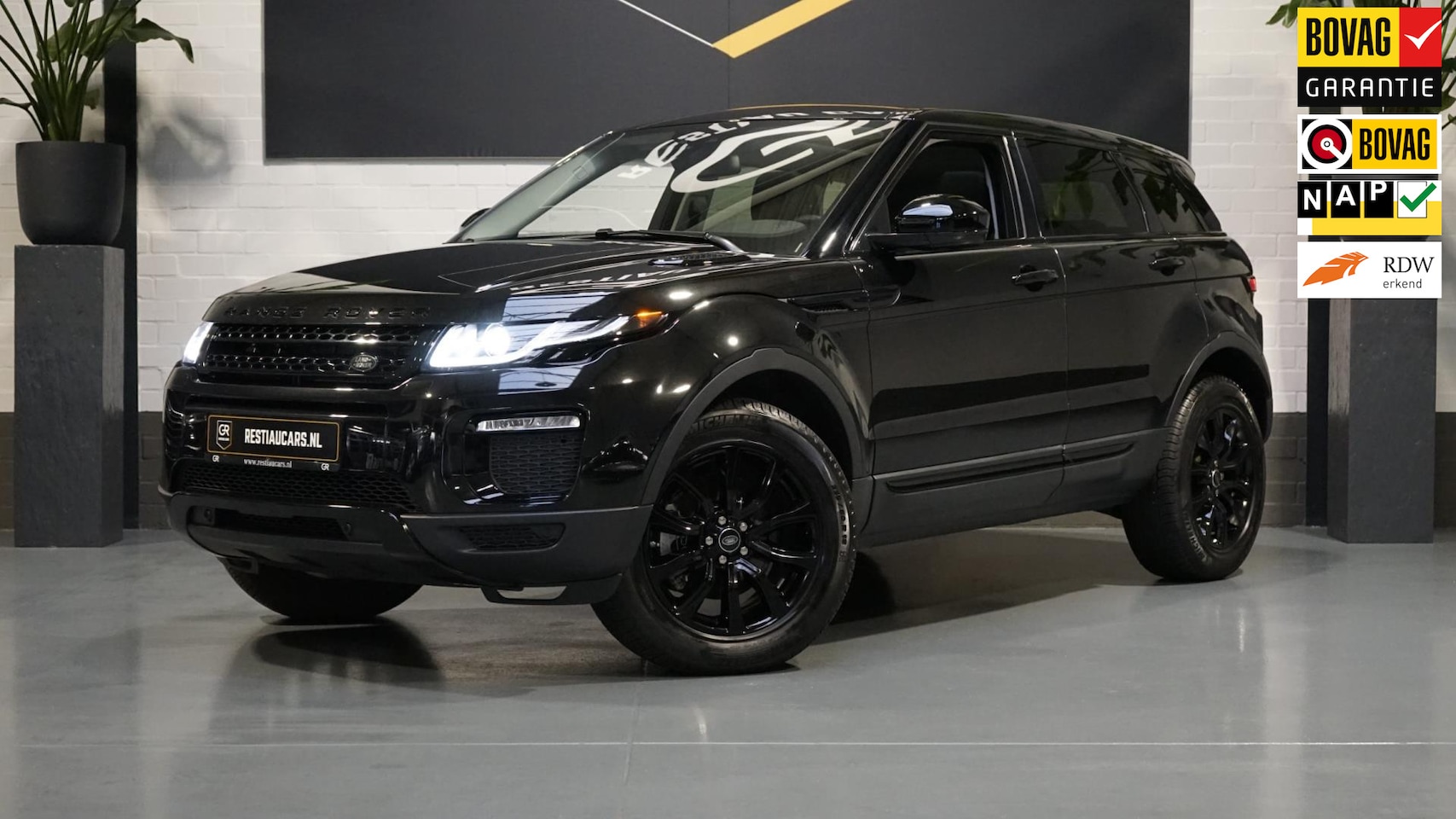 Land Rover Range Rover Evoque - 2.0 Si4 SE 4WD AUTOMAAT-BLACK EDITION-CLIMA-CAMERA-DAB-LED-LEDER-NAVI-PANORAMA-WINTERPAKKE - AutoWereld.nl