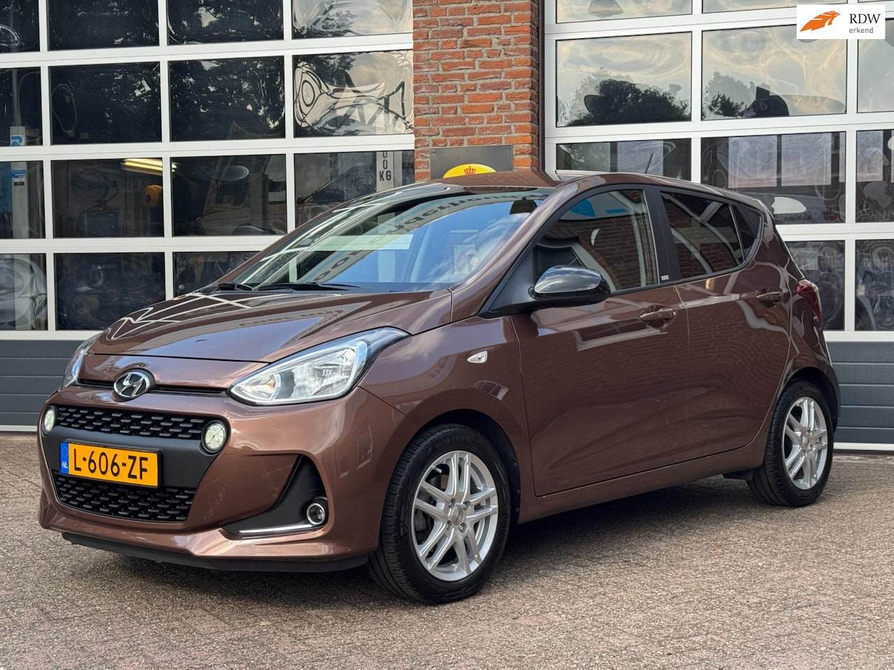 Hyundai i10 - 1.2 Yes 4 cilinder, carplay, stoel/stuurverw, cruise, airco/clima, PDC - AutoWereld.nl