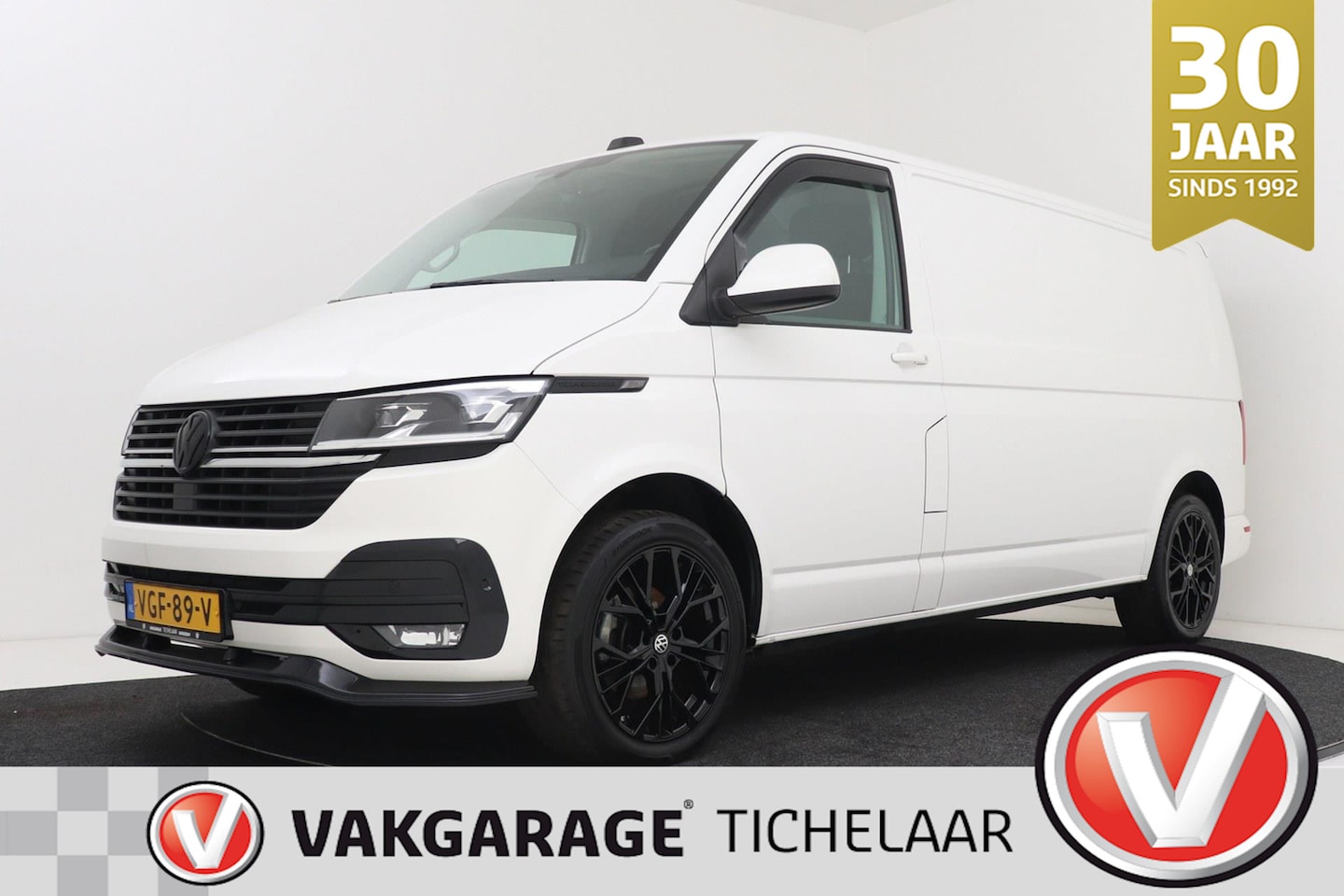 Volkswagen Transporter - 2.0 TDI L2 30 Bulli | Trekhaak | 150 PK | Org NL | 105.000 KM! | Camera | Dubbele Laadvloe - AutoWereld.nl