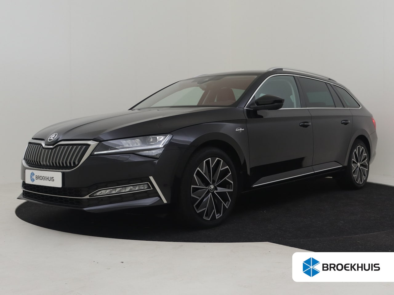 Skoda Superb Combi - Laurin & Klement 218pk | Trekhaak | Dodehoekdetectie | Canton audiosysteem | Lederen bekle - AutoWereld.nl