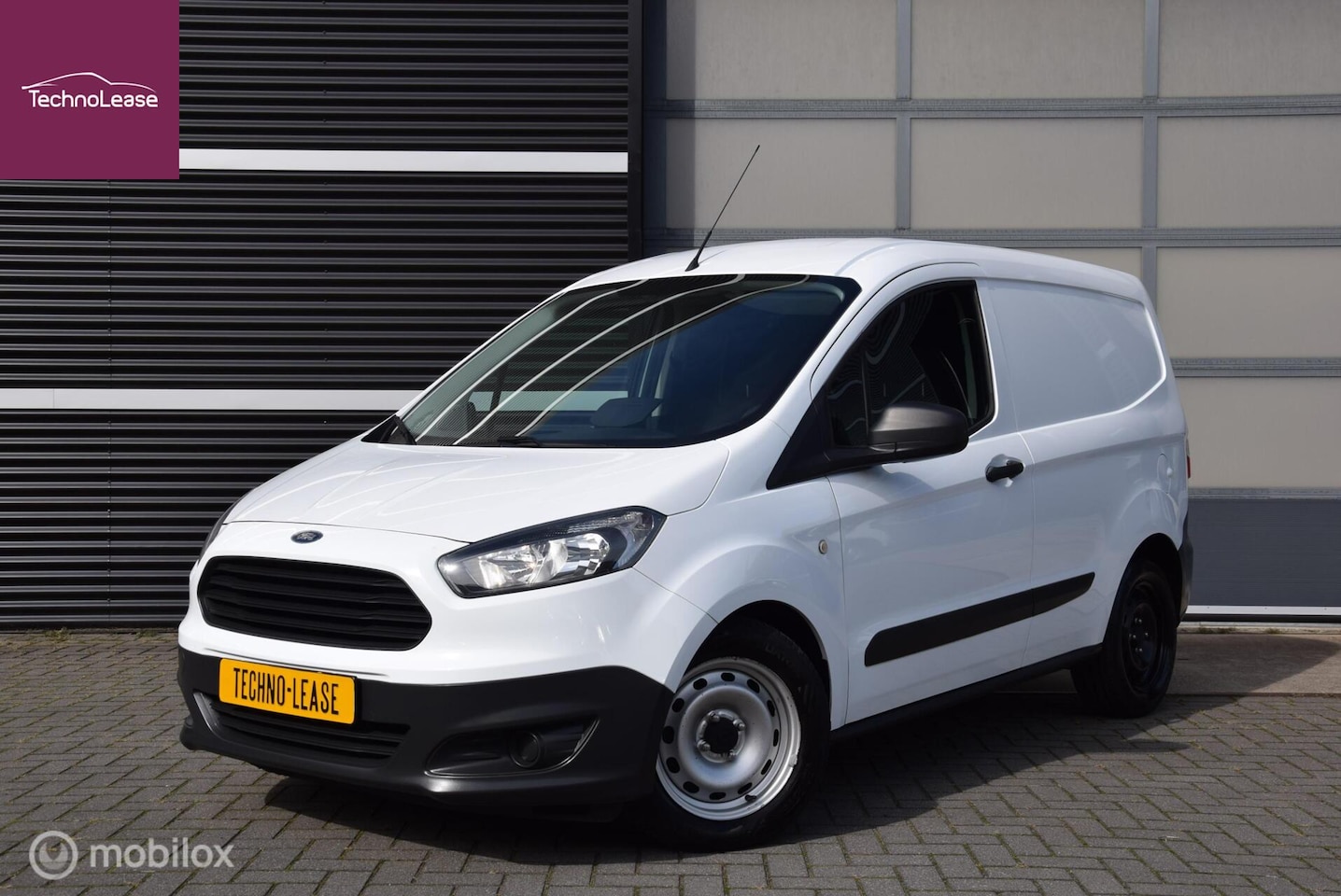 Ford Transit Courier - 1.5 TDCI Economy Edition Betimmering en Cool & Connected pakket - AutoWereld.nl