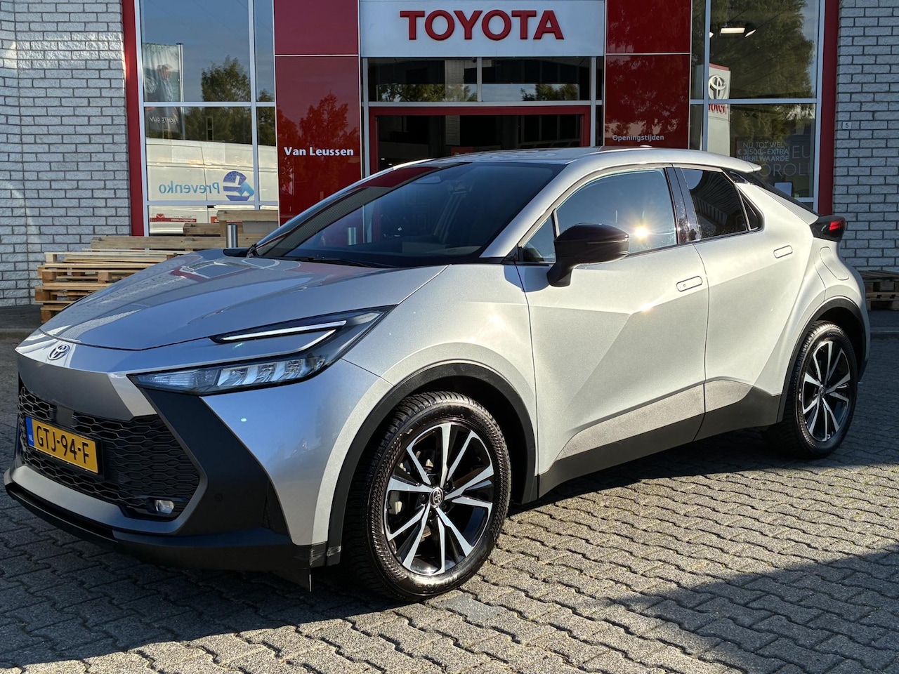 Toyota C-HR - 1.8 HYBRID 140 DYNAMIC PARK-SENSOREN BLIND-SPOT APPLE/ANDROID NAVI CLIMA AD-CRUISE KEYLESS - AutoWereld.nl