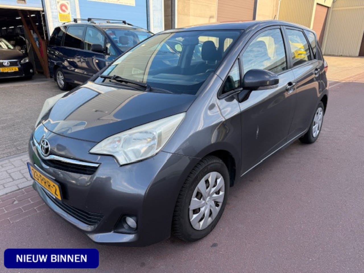 Toyota Verso S - 1.3 VVT-i Aspiration 2011 Camera + Boekjes APK 04-2026. Koude airco, 6-bak, trekhaak, etc. - AutoWereld.nl