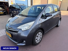 Toyota Verso S - 1.3 VVT-i Aspiration 2011 Camera + Boekjes APK 04-2026. Koude airco, 6-bak, trekhaak, etc.