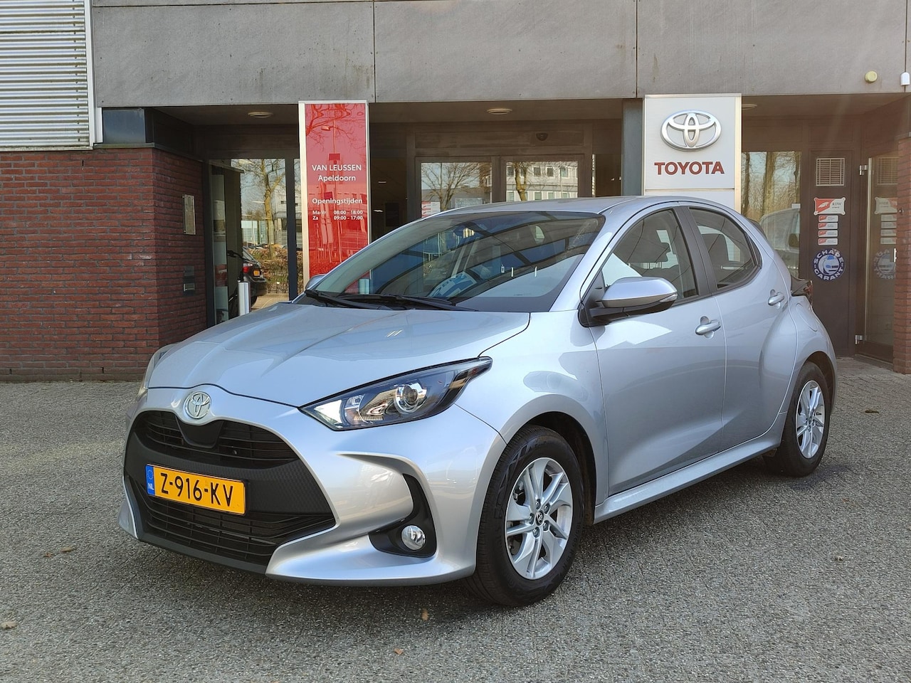 Toyota Yaris - HYBRID 115 APPLE/ANDROID 16'' LM-VELGEN CAMERA CLIMA AD-CRUISE BLUETOOTH NL-AUTO - AutoWereld.nl