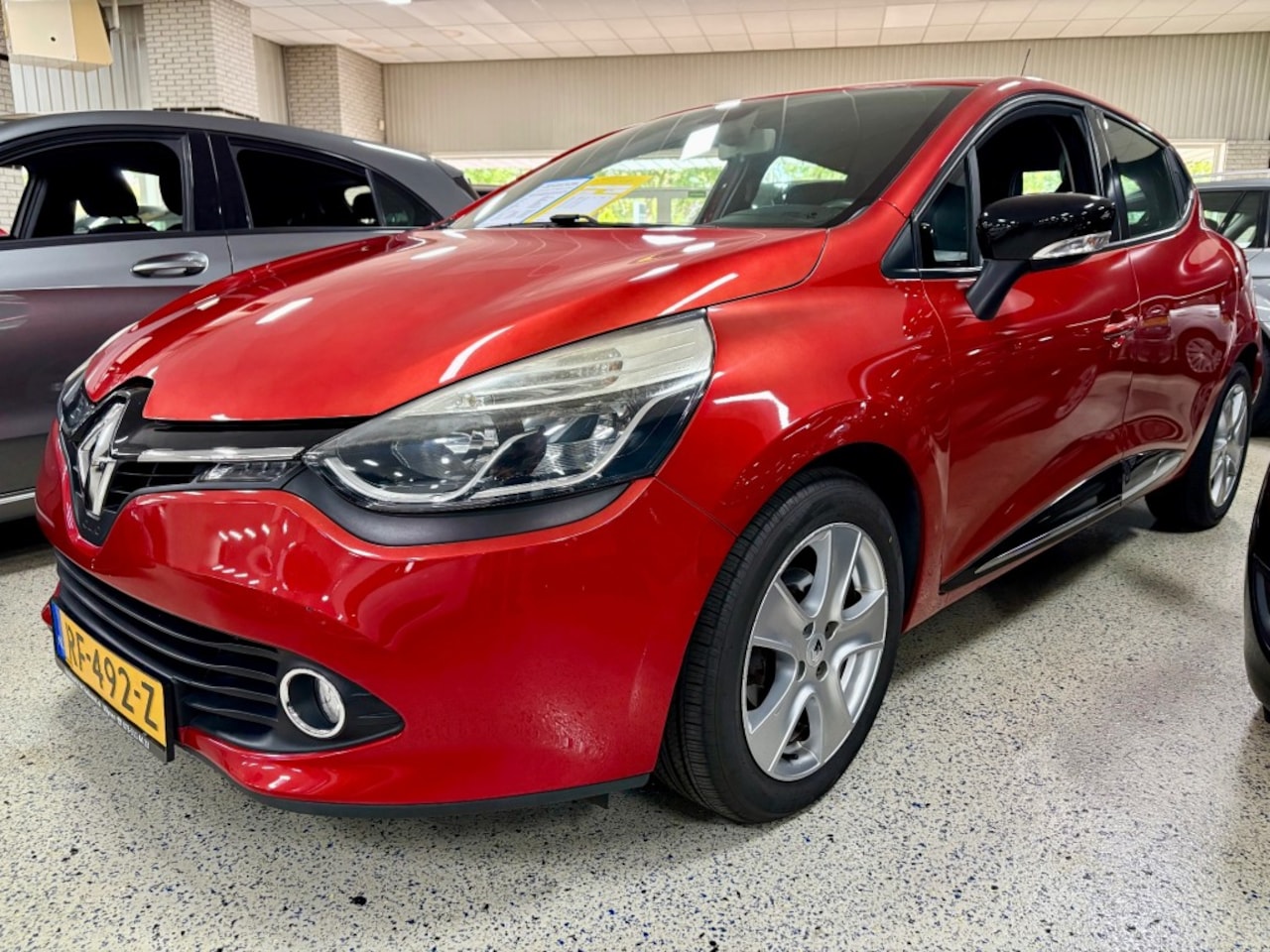 Renault Clio - 1.2 16V Navigatie Airco Cruise BLUETOOTH KEYLESS GO NAP - AutoWereld.nl
