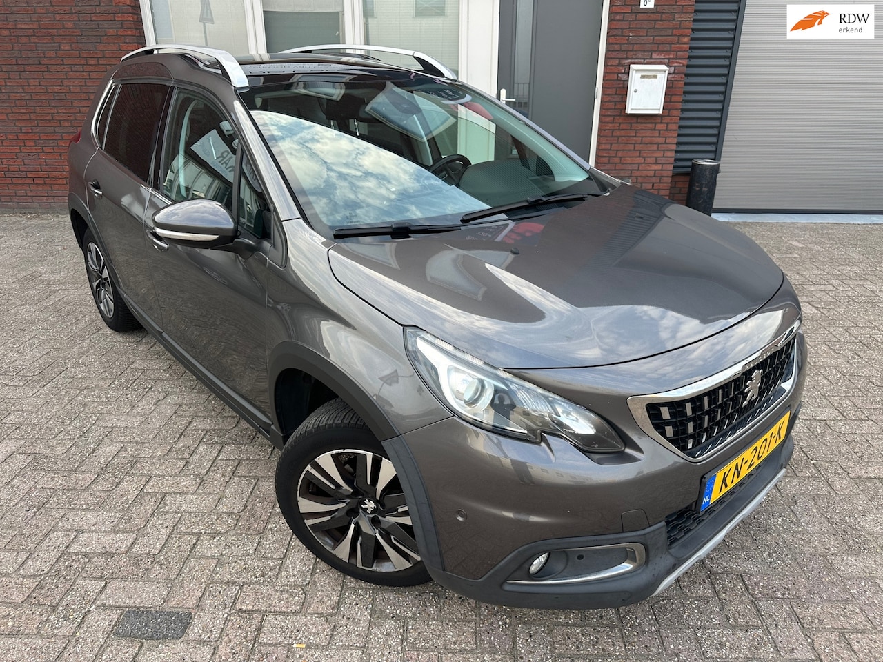 Peugeot 2008 - 1.2 PureTech Blue Lease Executive / Pano / Camera / Leder / Navi / DAB / AUT - AutoWereld.nl