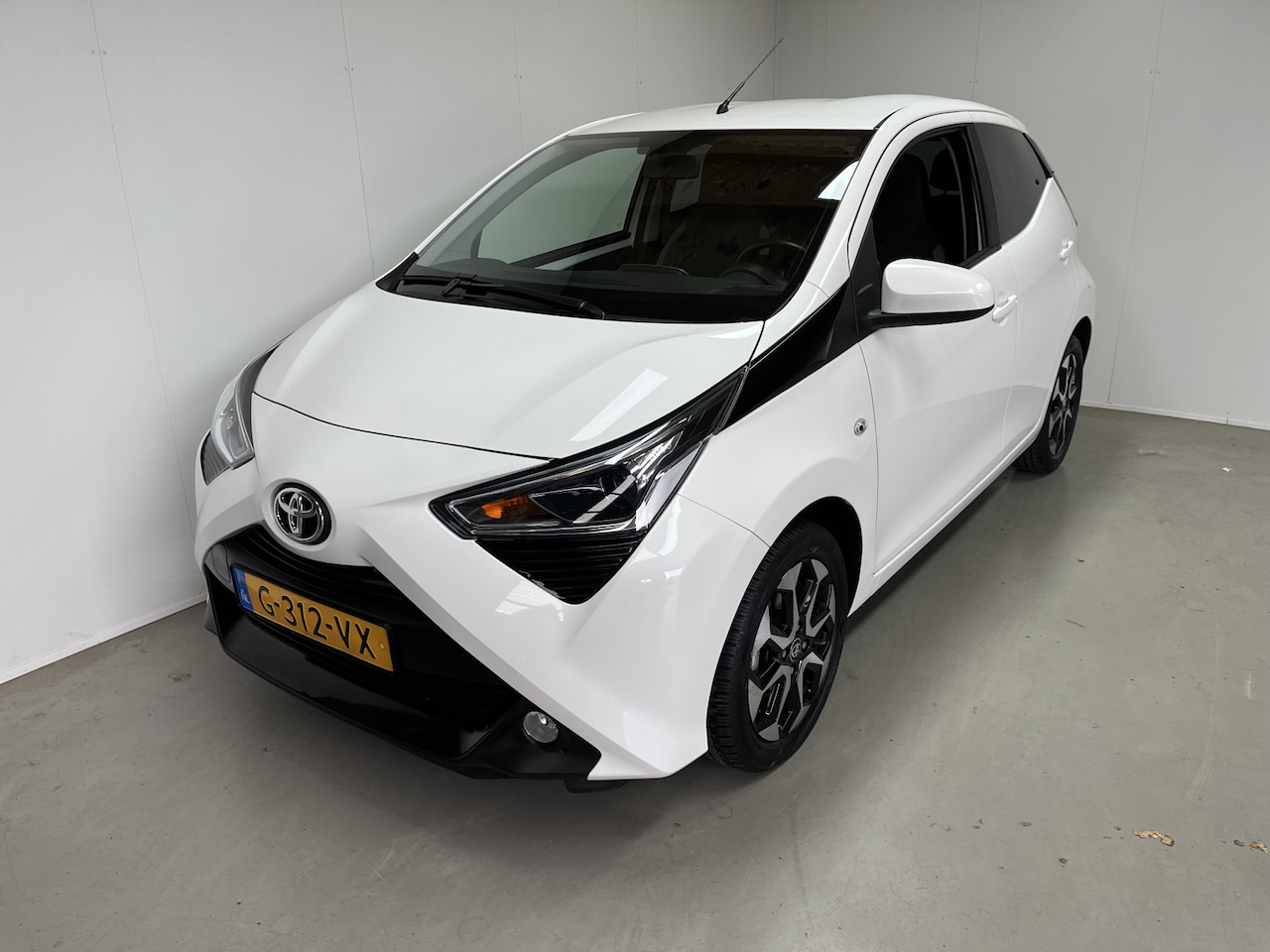 Toyota Aygo - 1.0 VVT-i x-joy Navi PDC Apple Carplay Camera incl BTW - AutoWereld.nl