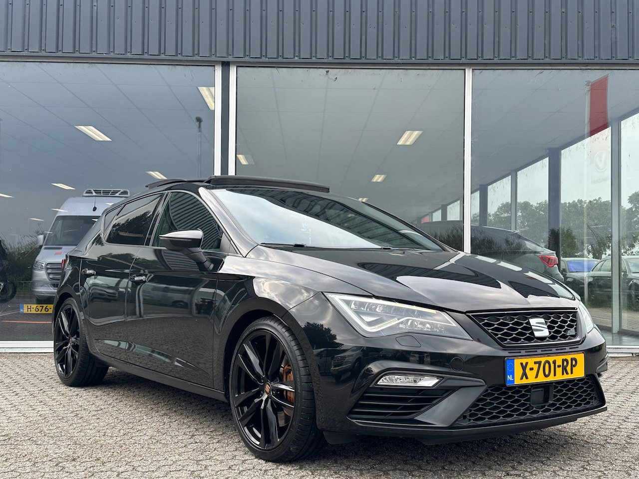 SEAT Leon - 2.0 TSI CUPRA 300 Panorama Alcantara Led Xenon Sfeerverlichting - AutoWereld.nl