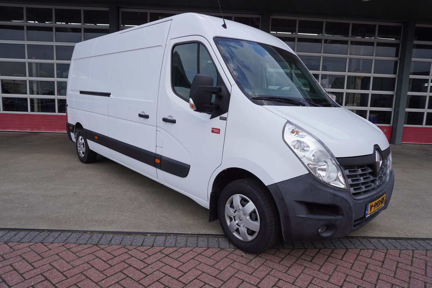 Renault Master - T35 2.3 dCi 170PK L3H2 Energy Schuifdeur L/R Nr. V005 | Airco | Cruise | Navi | Camera - AutoWereld.nl