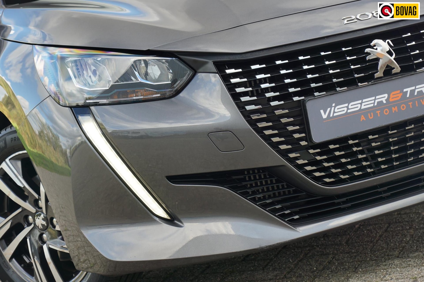 Peugeot 208 - Peugeot 208 1.2 PureTech Allure | Gris Platinium | Carplay/NAV/Camera/Cruise/Half-leder - - AutoWereld.nl