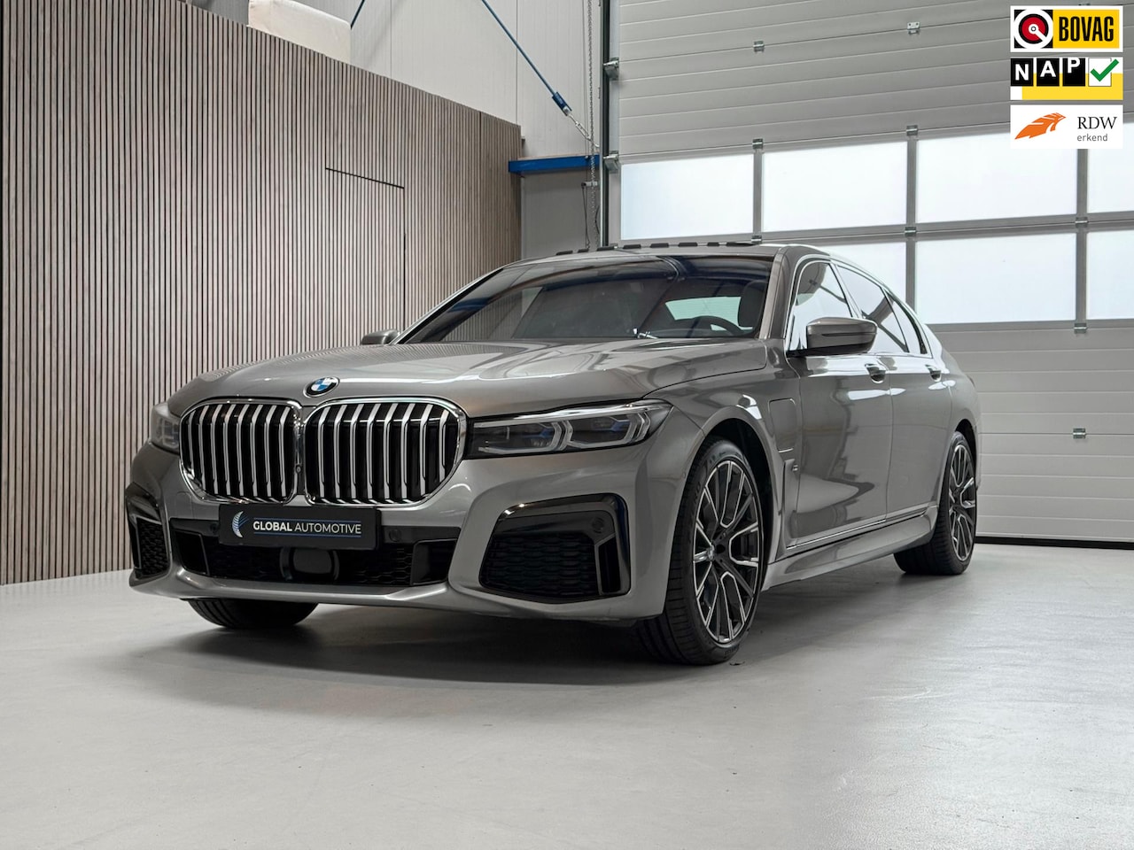 BMW 7-serie - 745e High Executive - NL AUTO - M PAKKET - SCHUIFDAK - NAPPA - ALCANTARA HEMEL - 20'' - AutoWereld.nl