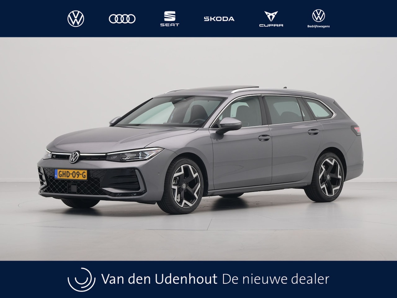 Volkswagen Passat Variant - 1.5 eTSI 150pk R-Line Business Panorama Trekhaak Camera Side Assist 227 - AutoWereld.nl