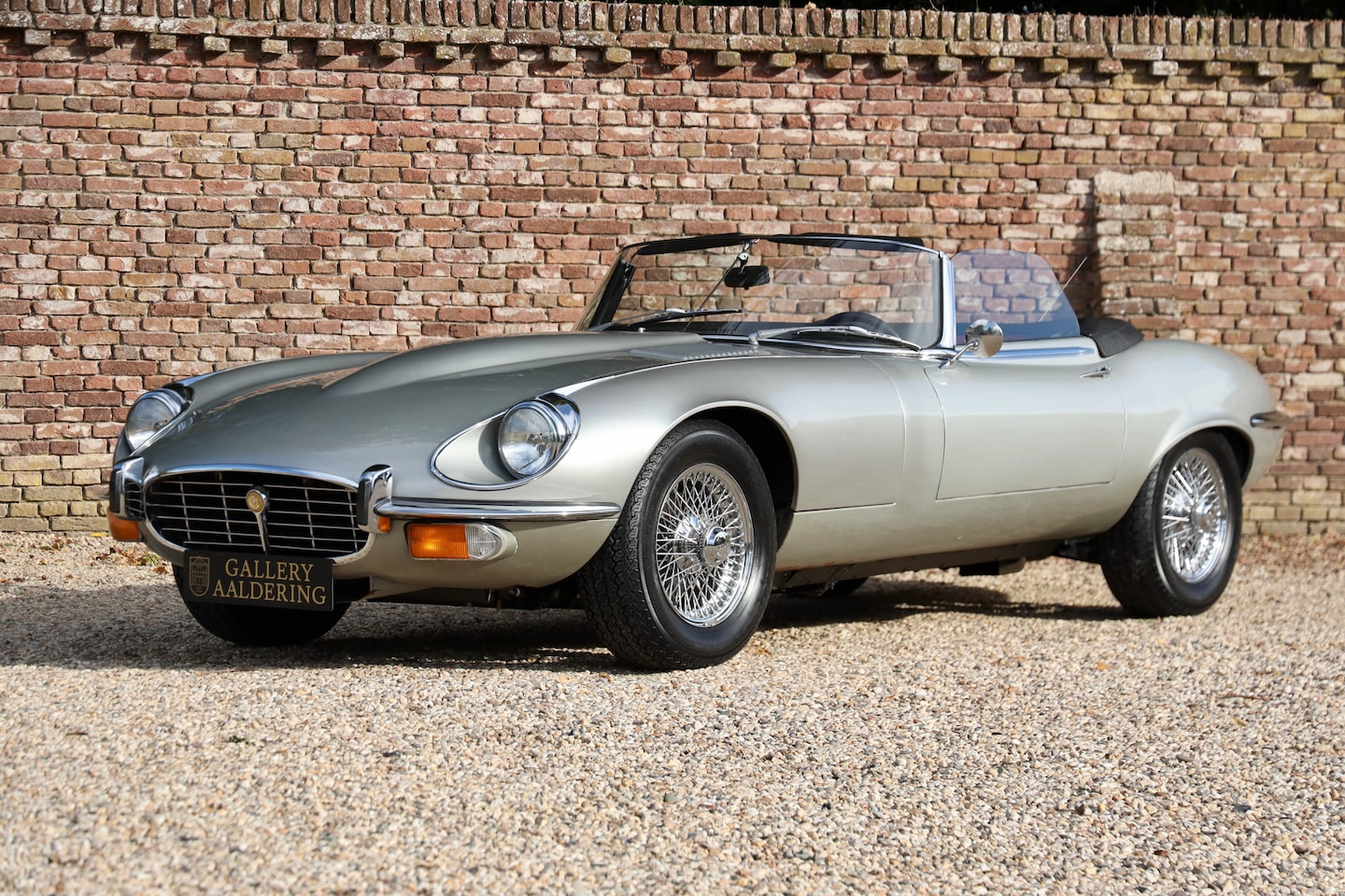 Jaguar E-type - V12 Roadster "Highly authentic" only 33.000 KM! Two owner car ,Mostly in the original pain - AutoWereld.nl