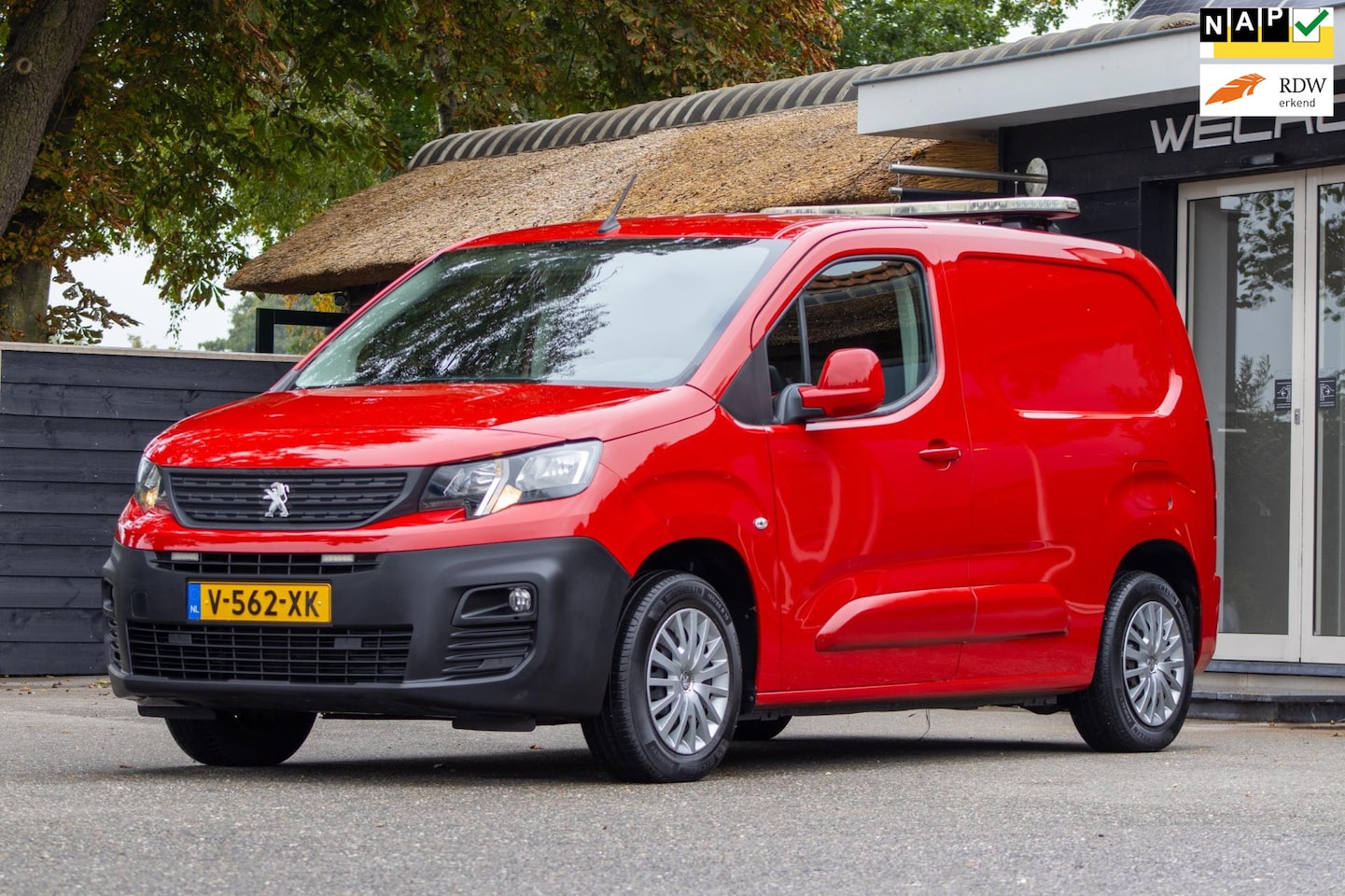 Peugeot Partner - 1.6 BlueHDI Premium 1e Eigenaar I Trekhaak I Led zwaailampbalk I Led knippers I Airco I Cr - AutoWereld.nl