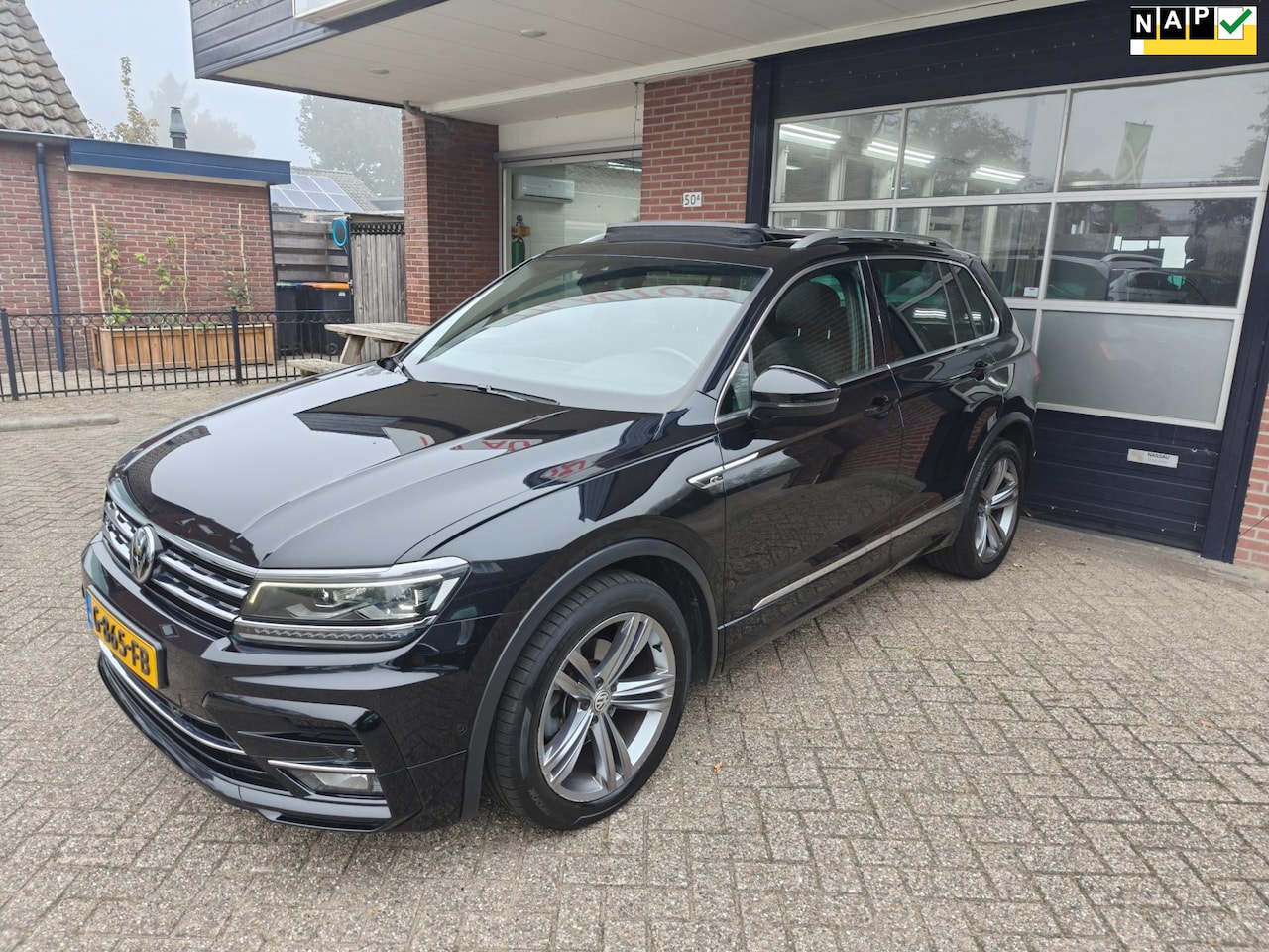 Volkswagen Tiguan - 1.5 TSI ACT Highline Business R 1.5 TSI ACT Highline Business R, Panorama, Clima, Virtual, ACC, PDC, BTW, NAP - AutoWereld.nl