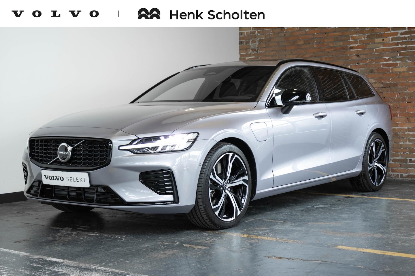 Volvo V60 - T6 Plug-in hybrid AWD Plus Dark Panorama Schuif/Kanteldak | 360 graden camera | 19 inch ve - AutoWereld.nl