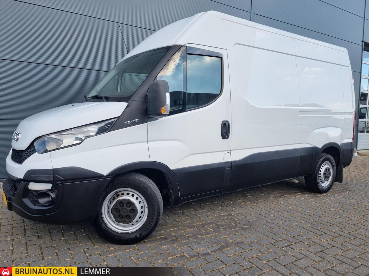 Iveco Daily - 2.3 L2H2 146pk Clima Trekhaak 3500kg - AutoWereld.nl