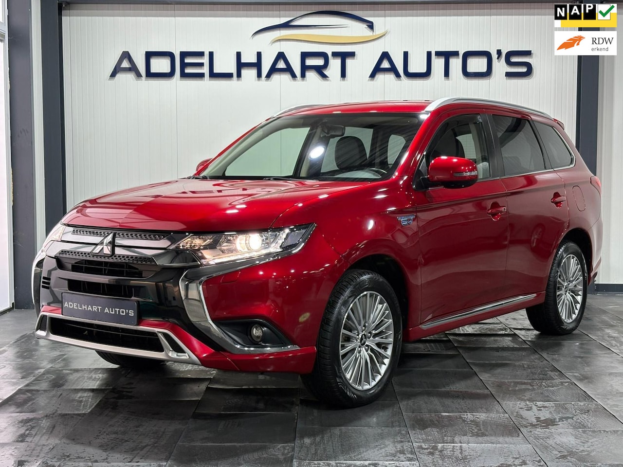 Mitsubishi Outlander - 2.4 PHEV Pure Automaat / Navigatie full map / Camera / Cruise control / Climate control / - AutoWereld.nl