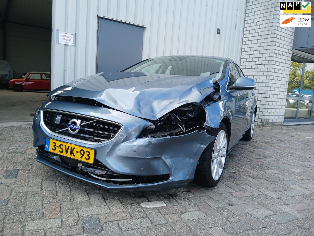 Volvo V40 - 1.6 D2 Summum - Airco - Leer - Front Schade - AutoWereld.nl