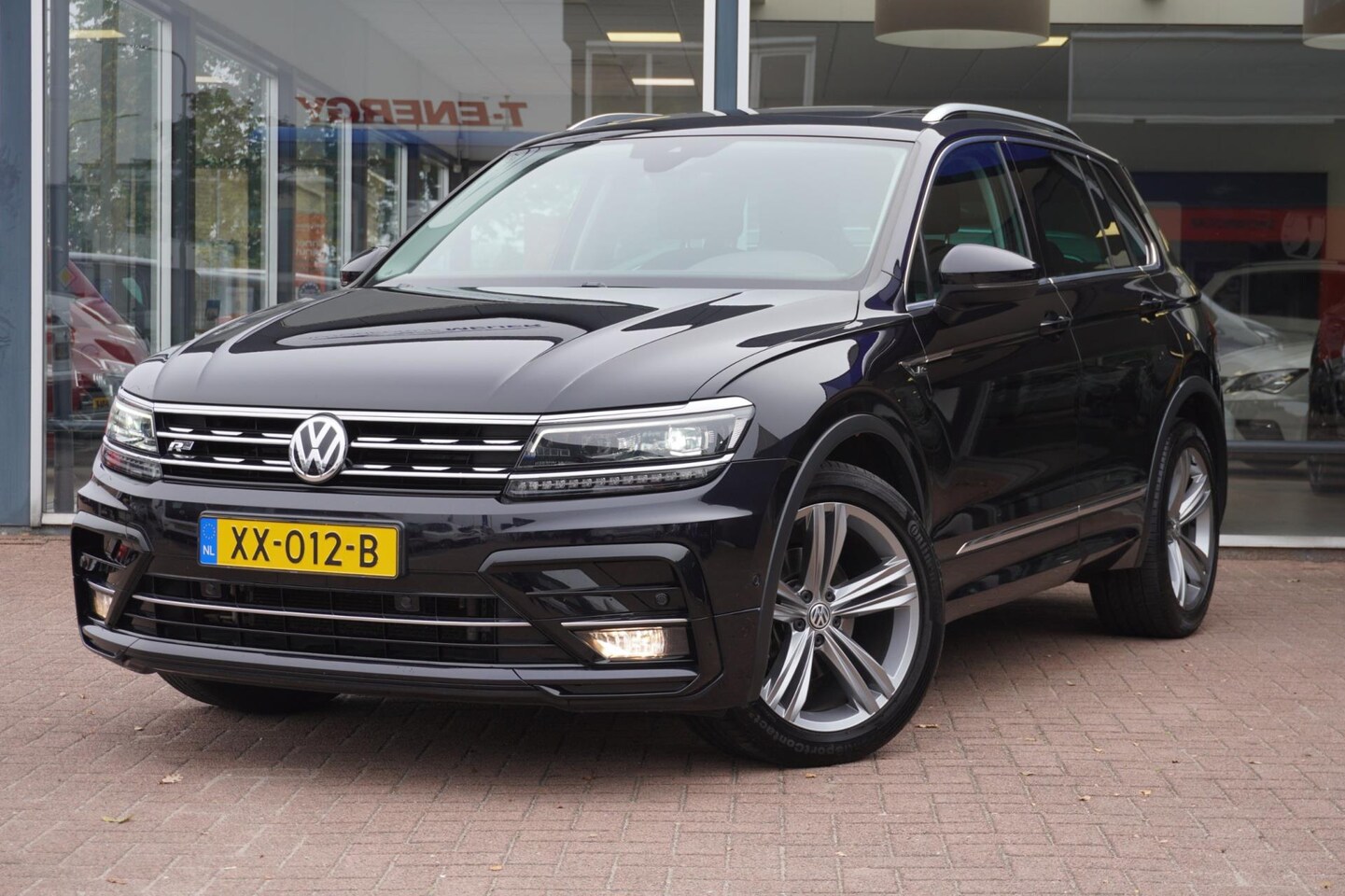 Volkswagen Tiguan - 1.5 TSI ACT Highline Rline | Automaat | Panodak | Vol opties | Trekhaak | Elek. Pakket | I - AutoWereld.nl