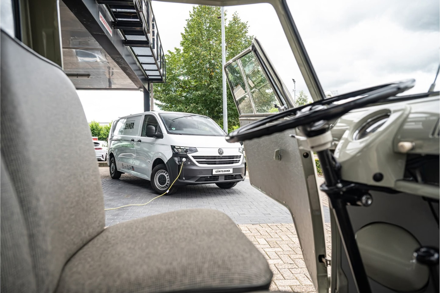 Volkswagen e-Transporter - 32 L2H1 64 kWh | TREKHAAK | CRUISE | CAMERA - AutoWereld.nl