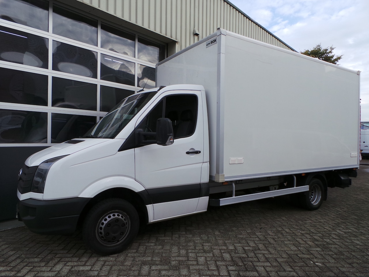 Volkswagen Crafter - 46 2.0 TDI 136pk Bakwagen+Laadklep Airco L430cm B210cm H215cm - AutoWereld.nl