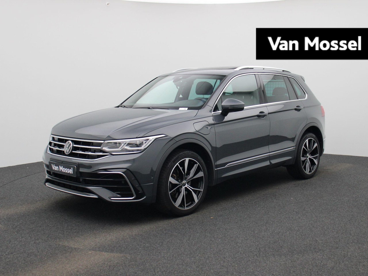 Volkswagen Tiguan - 1.4 TSI eHybrid R-Line Business 245 PK | R-line | Automaat | Navigatie | Panoramadak | 360 - AutoWereld.nl