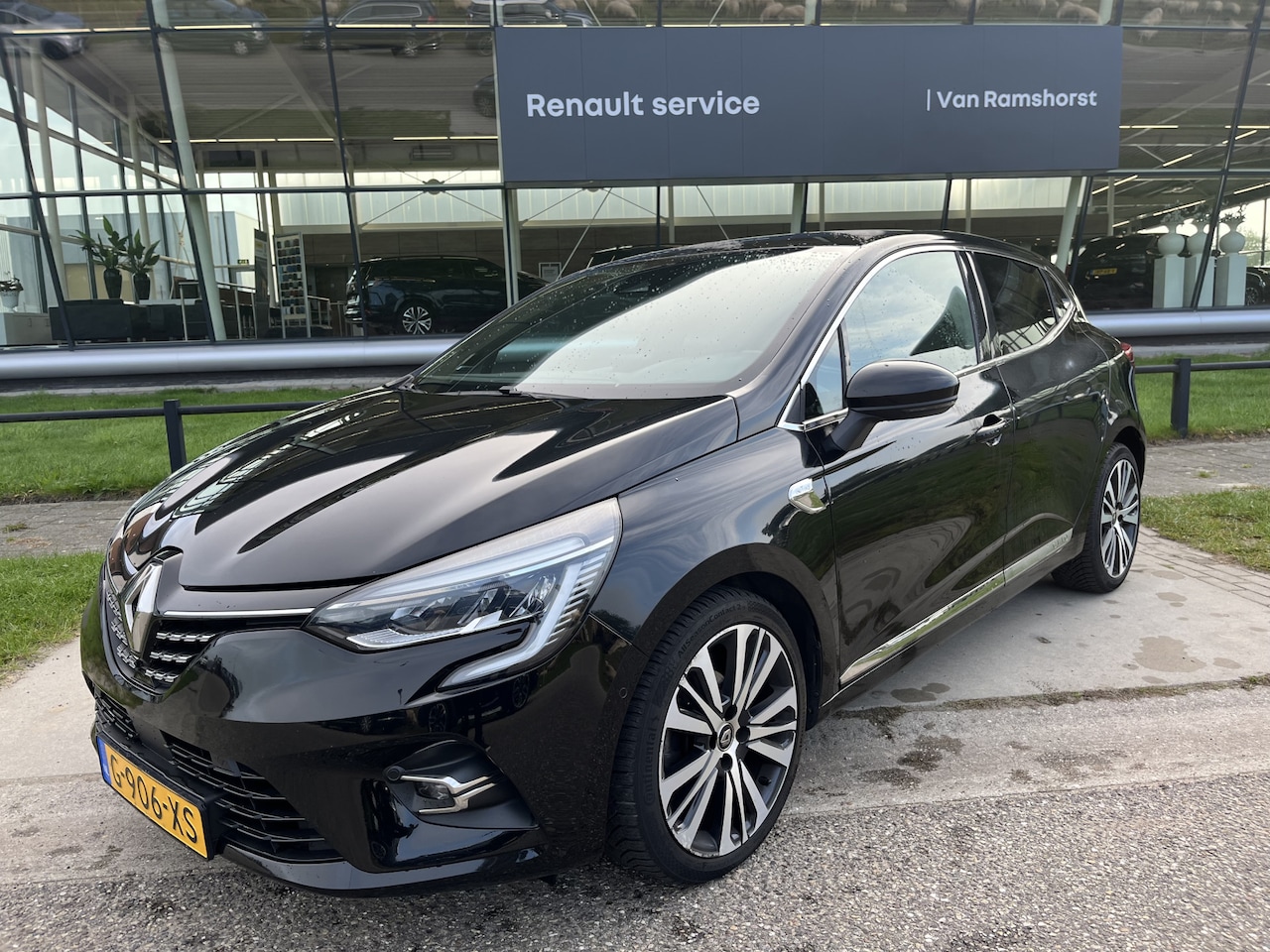 Renault Clio - 1.0 TCe Initiale Paris / Groot scherm / Stoelverw. + Stuurverw. / Camera / Bose / Apple Ca - AutoWereld.nl