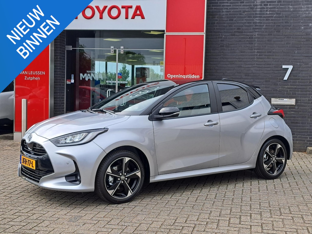 Toyota Yaris - 1.5 Hybrid 130 Executive PANORAMADAK HEAD UP BLIND SPOT STUUR EN STOELVERWARMING - AutoWereld.nl