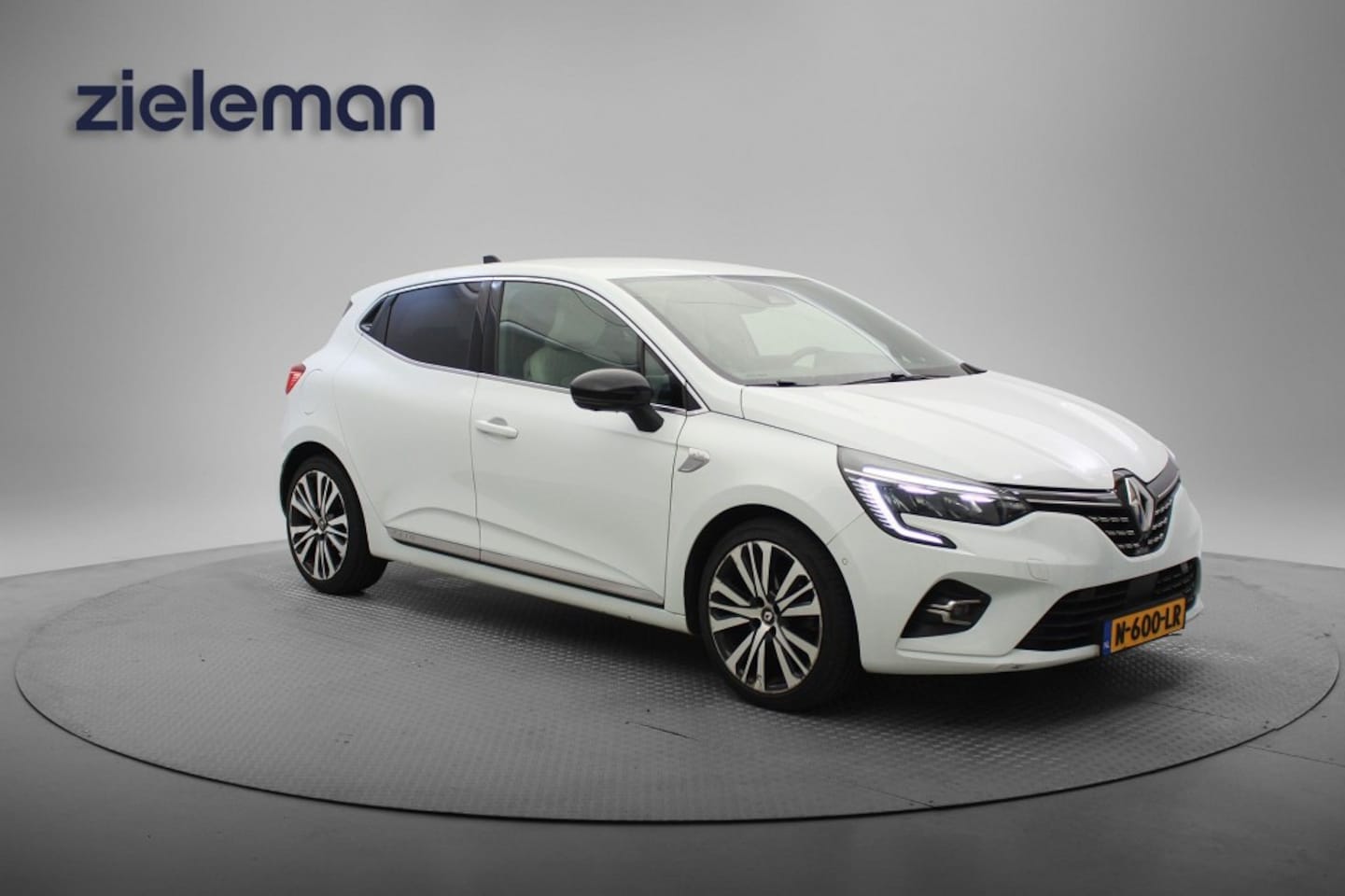 Renault Clio - 1.0 TCe Initiale Paris - Carplay, Camera, Leer, Digitaal Cockpit, Stoelverw. - AutoWereld.nl