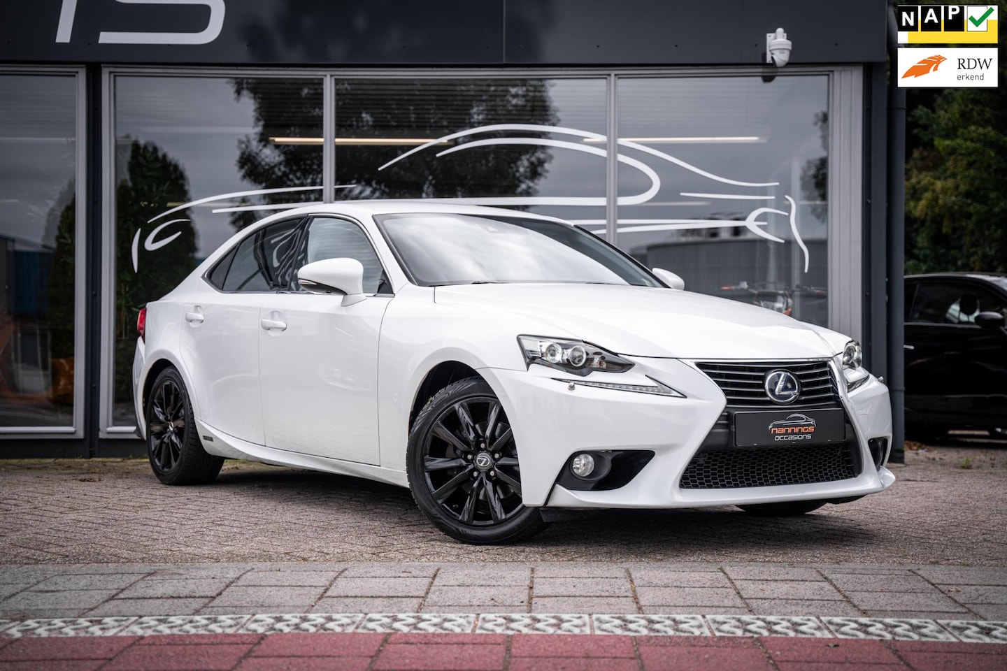 Lexus IS - 300h Edition|Aut|Camera|Cruise|Stoelverw|Lane assist|DAB|Voorruit/stoelverw|Navi|Climate - AutoWereld.nl