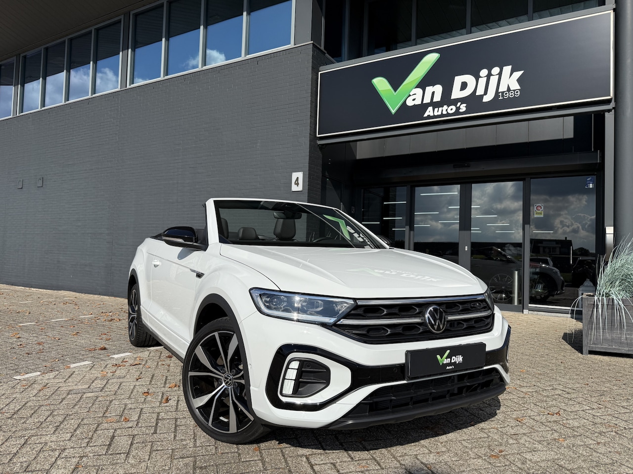 Volkswagen T-Roc Cabrio - 1.5 R-Line Autom. Navi Camera Stuur/Stoelverw.19' - AutoWereld.nl