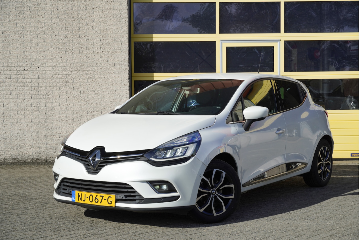 Renault Clio - 0.9 TCe 5drs Intens BJ2017 Lmv 16" | Led | Pdc | Navi | Keyless entry | Achteruitrijcamera - AutoWereld.nl