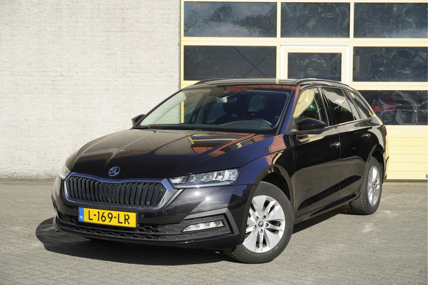 Skoda Octavia Combi - 1.0 TSI Business Edition BJ2021 Lmv 16" | Led V+A | Pdc | Navi | Dynamische knipperlichten - AutoWereld.nl