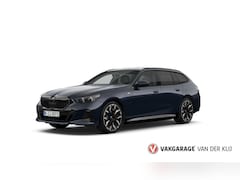 BMW 5-serie Touring - 550e xDrive M-Sport Pro | Panorama | M Sportonderstel Prof. | Comfort Zetels | Driving Ass