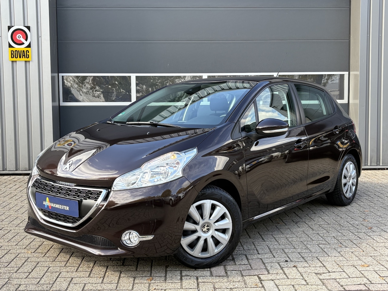Peugeot 208 - 1.2 VTi Envy | Navi | Cruise & Climate Control | PDC | NAP | Nieuwe Distributieriem  | Int - AutoWereld.nl
