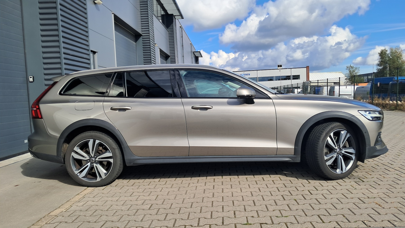 Volvo V60 Cross Country - 2.0 B5 AWD  Pro - AutoWereld.nl