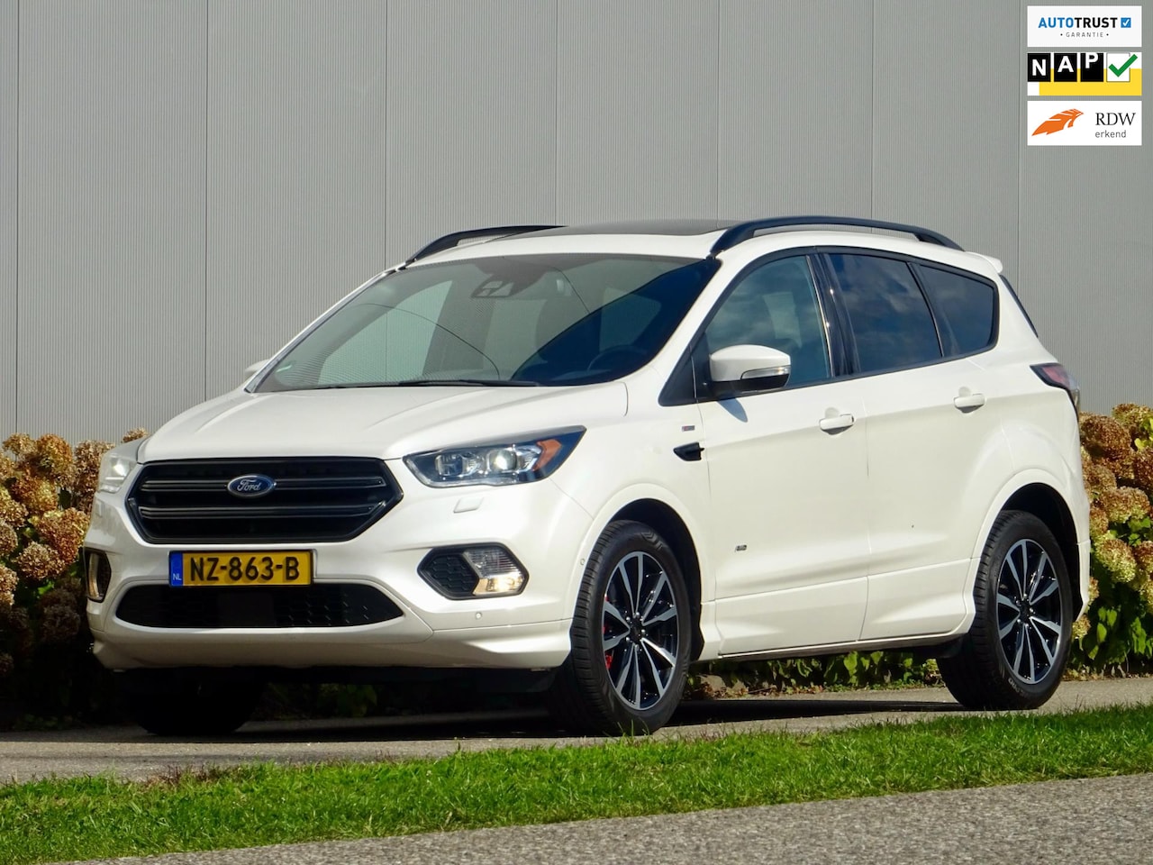 Ford Kuga - 1.5 /// ST Line 182Pk AWD / PANO / Trekhaak! - AutoWereld.nl