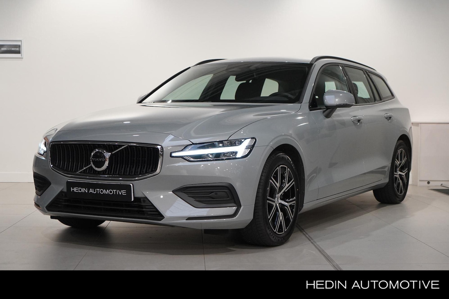 Volvo V60 - B3 Essential Edition Mild Hybride Automaat 163pk | Vandaag Rijden | Google Maps | Parkeer - AutoWereld.nl