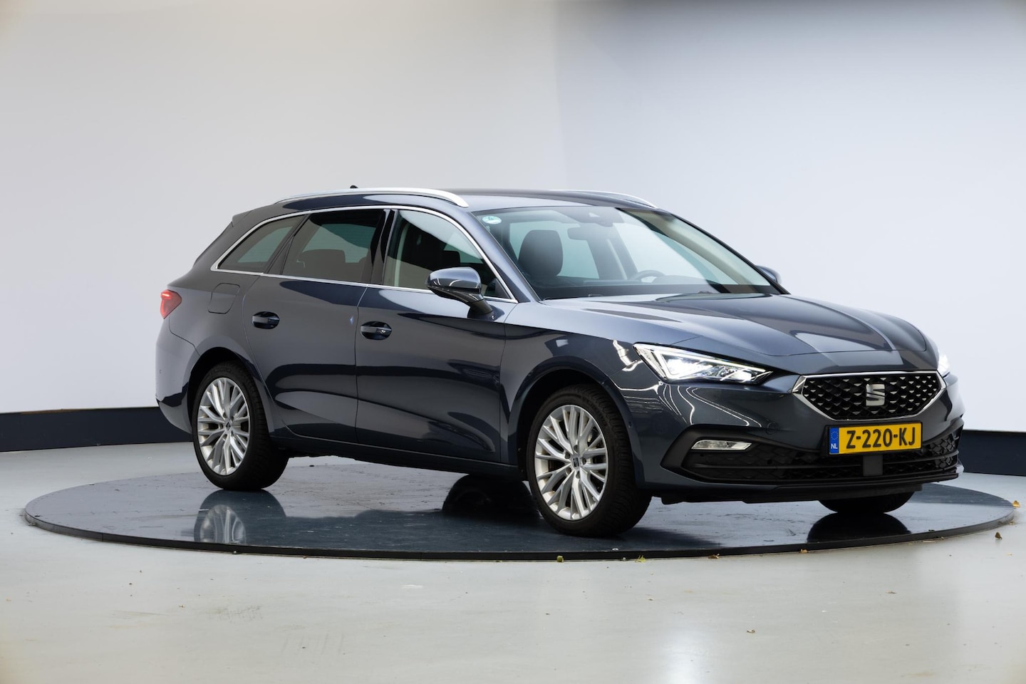 SEAT Leon Sportstourer - 1.5 eTSI Style Business Intense | Trekhaak | Carplay | - AutoWereld.nl