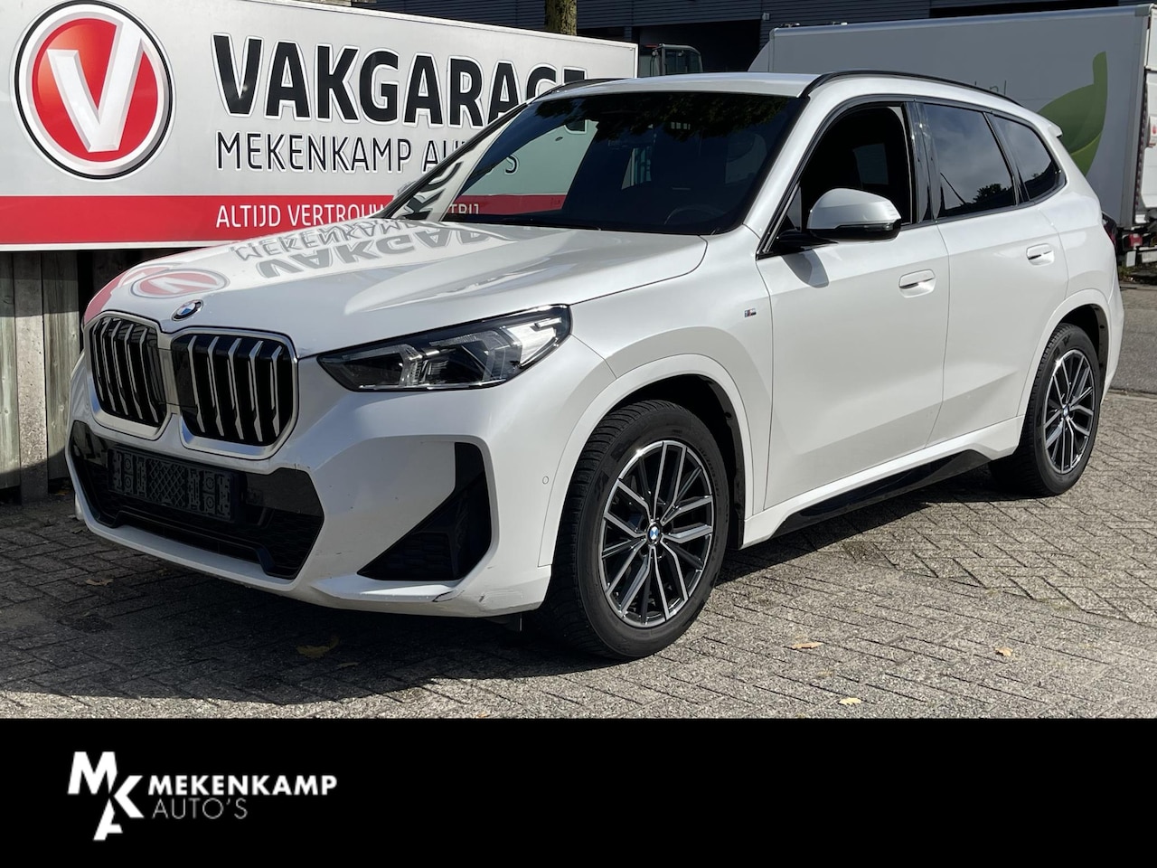 BMW X1 - sDrive18i M Sport Shadow Line 18"/Sportstoelen/Adaptieve cruise/Keyless/Stoelverwarming/Ca - AutoWereld.nl