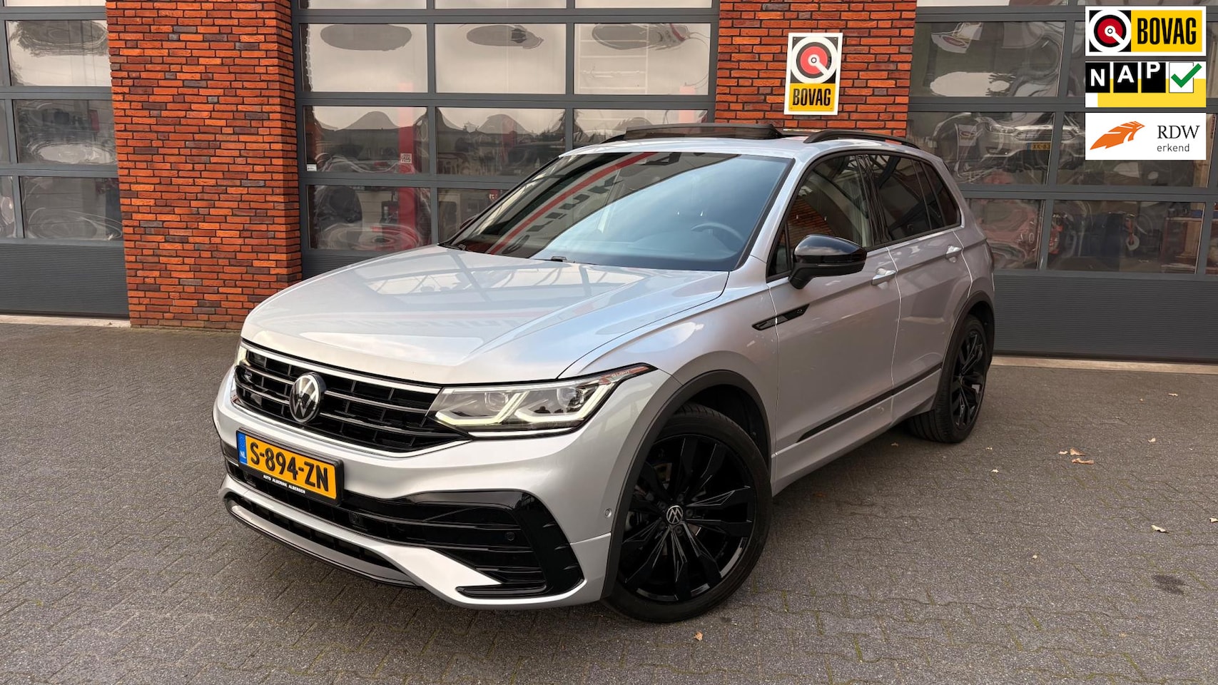 Volkswagen Tiguan - 1.5 TSI DSG 3x R-Line Black|Leer|Camera|Zwenk Trekhaak|Dode hoek herkenning - AutoWereld.nl